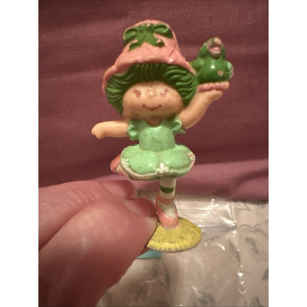 Lime Chiffon" figurine holding her pet bird, Parfait Parrot From Strawberryland